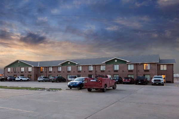 Super 8 by Wyndham Salina I-70 image 2