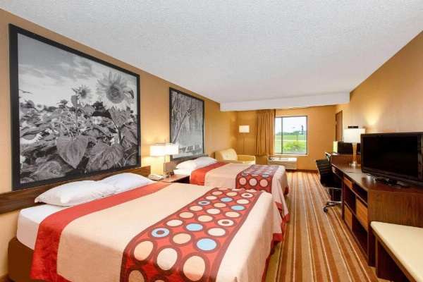 Super 8 by Wyndham Salina I-70 image 28