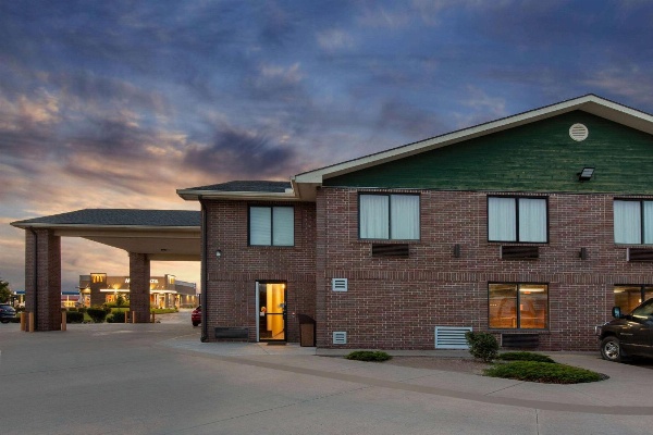 Super 8 by Wyndham Salina I-70 image 3