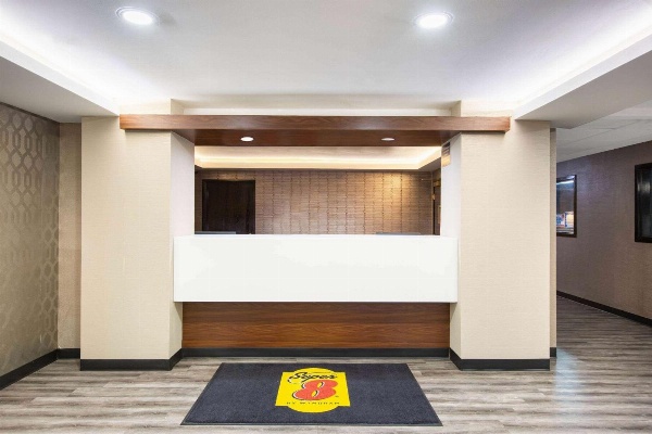 Super 8 by Wyndham Salina I-70 image 6